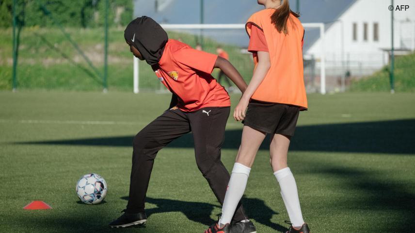 Le hijab finalement interdit dans les compétitions sportives par le