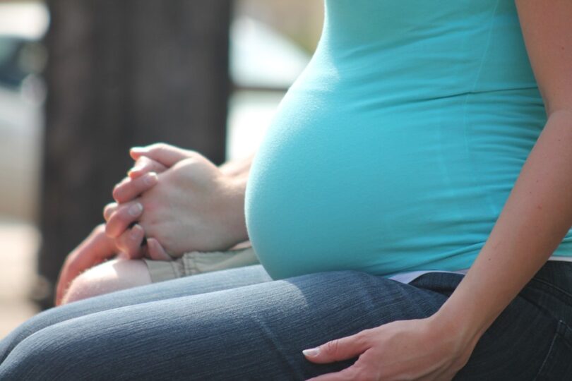 Une Femme Enceinte Se Poignarde Le Ventre