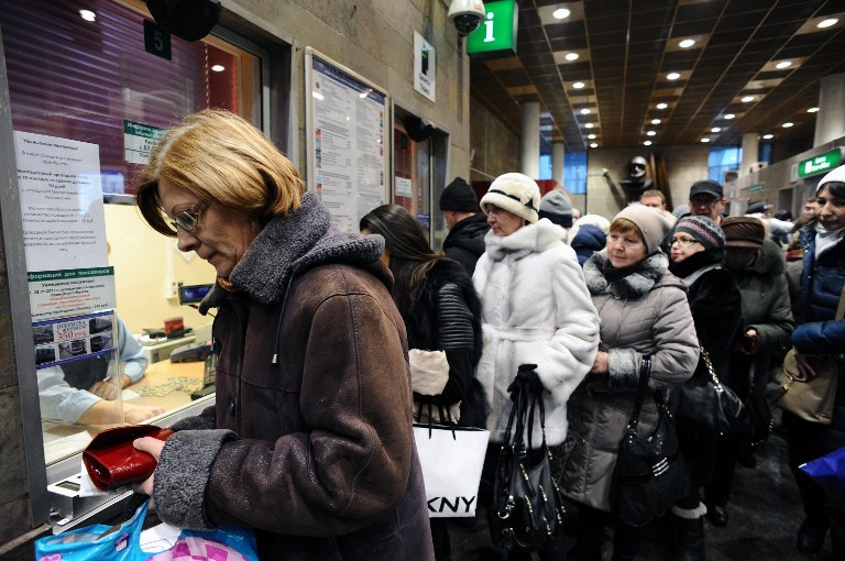 File d'attente dans le métro de Saint-Pétersbourg (©OLGA MALTSEVA - AFP)