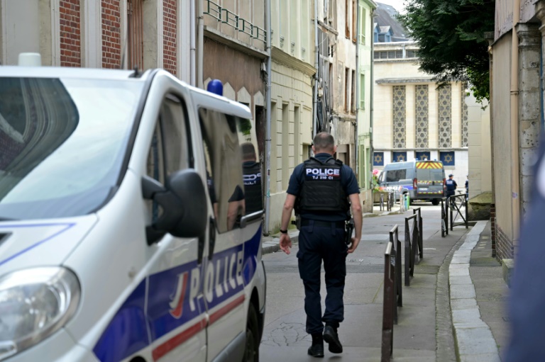 Des policiers devant la synagogue de Rouen, le 17 mai 2024