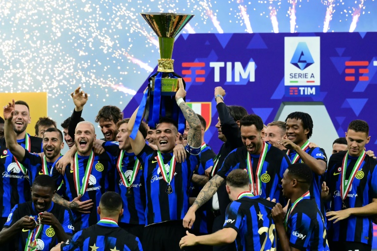 L'attaquant de l'Inter Milan Lautaro Martinez avec le trophée de champion d'Italie le 19 mai 2024 à San Siro