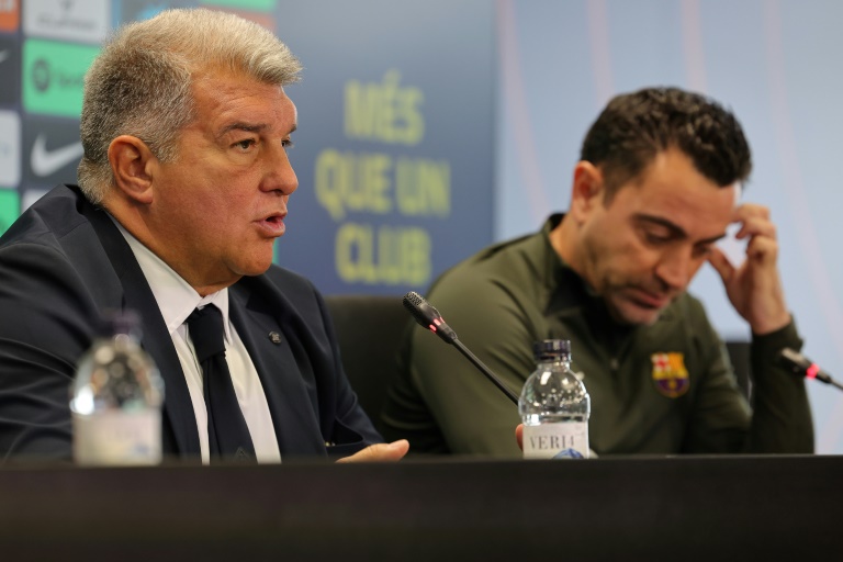 Le président du FC Barcelone (g) avec son entraîneur Xavi Hernandez, lors d'une conférence de presse, le 25 avril 2024 près de Barcelone