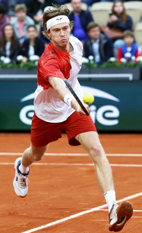 Le Russe Andrey Rublev au 2e tour de Roland-Garros contre l'Espagnol Pedro Martinez sur le court Suzanne-Lenglen le 29 mai 2024 à Paris