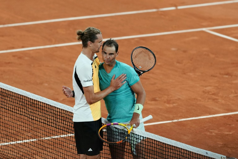 Rafael Nadal (à droite) et Alexander Zverev se saluent après la victoire de Zverev au premier tour de Roland-Garros, le 27 mai 2024 à Paris