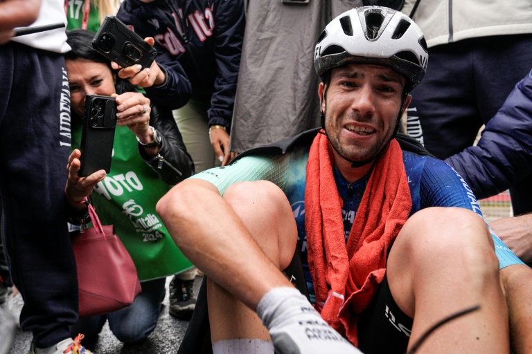 L'émotion d'Andrea Vendrame après sa victoire dans la 19e étape du Giro, le 24 mai 2024 à Sappada