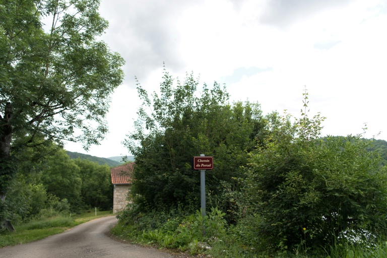Un panneau avec un nom de rue à Montardit, en Ariège, le 31 mai 2024