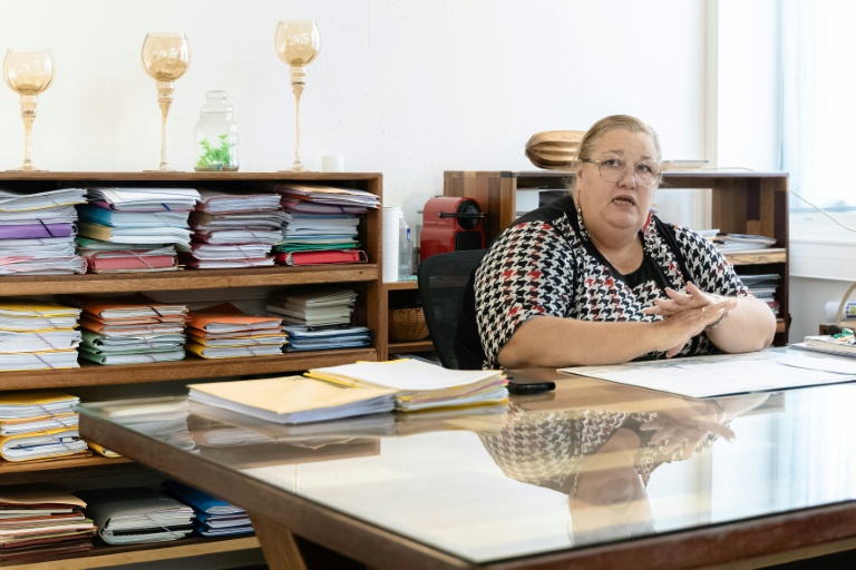 Sophie Charles, maire sans étiquette de Saint-Laurent-du-Maroni, en Guyane, pose le 2 mai 2024 dans son bureau