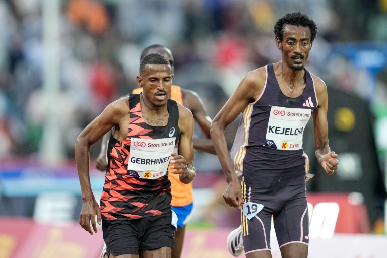 L'Ethiopien Hagos Gebrhiwet et l'Erythréen Yomif Kejelcha lors du 5000 m de l'étape Ligue de diamant d'Oslo, le 30 mai 2O24
