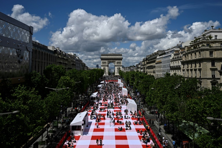 Pique-nique sur les Champs-Elysées, à Paris, le 26 mai 2024