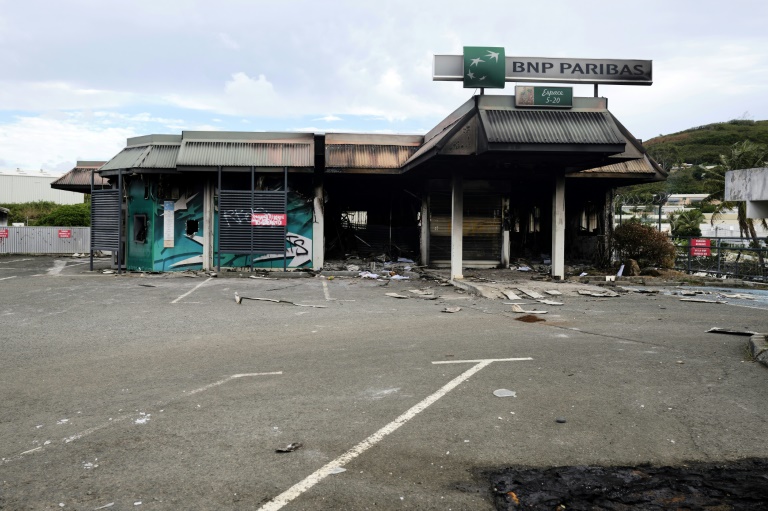 Une agence de la banque BNP dégradée pendant les émeutes, le 29 mai 2024 dans la zone industrielle de Ducos, à Nouméa