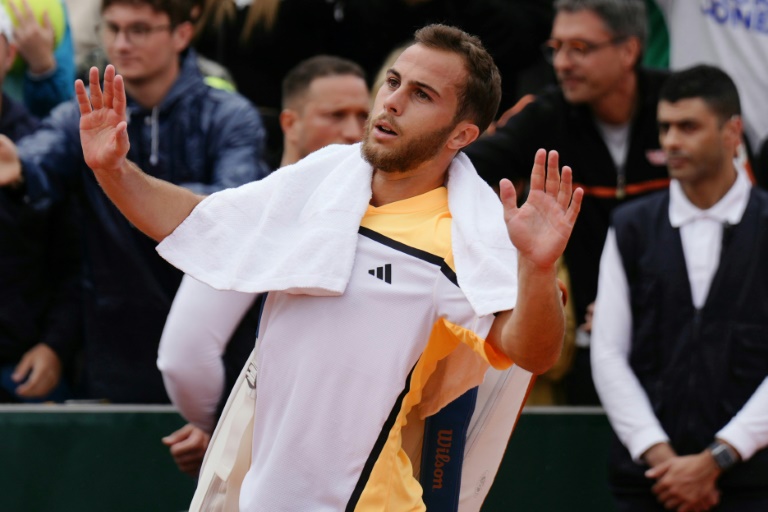 Le joueur français Hugo Gaston salue le public après sa défaite contre l'Américain Ben Shelton au 2e jour du tournoi de tennis de Roland-Garros à Paris le 27 mai 2024.