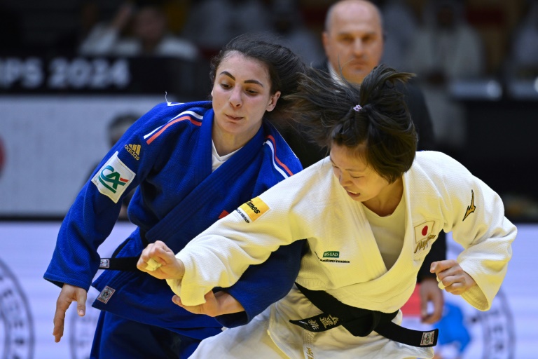 La Japonaise Momo Tamaoki (kimono blanc) a battu la Française Faiza Mokdar en finale des Championnats du monde de judo par équipes mixtes le 24 mai 2024 à Abou Dhabi