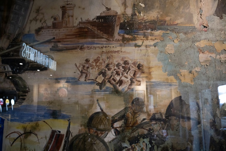 Une fresque murale de 1945 dans un bar à Sainte-Marie-du-Mont, dans la Manche, le 18 avril 2024