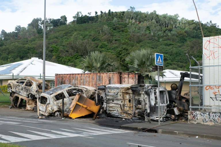 Des voitures incendiées dans le quartier de Montravel, à Nouméa, le 21 mai 2024 en Nouvelle-Calédonie