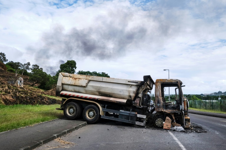 Un camion servant de barricade sur la route à Nouméa, le 21 mai 2024 en Nouvelle-Calédonie