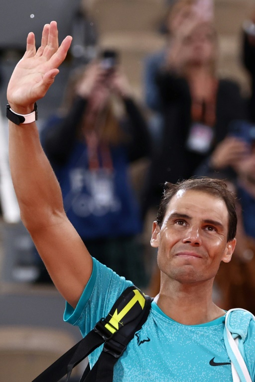 Rafael Nadal salue le court Philippe-Chatrier à Roland-Garros après sa défaite au premier tour contre Alexander Zverev, le 27 mai 2024 à Paris