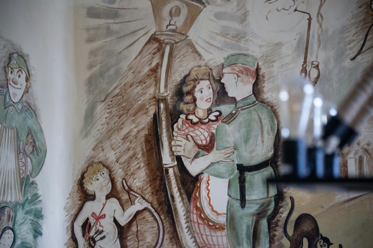 Une fresque murale dans un bunker de la Seconde guerre mondiale à Sainte-Marie-du-Mont, dans la Manche, le 18 avril 2024