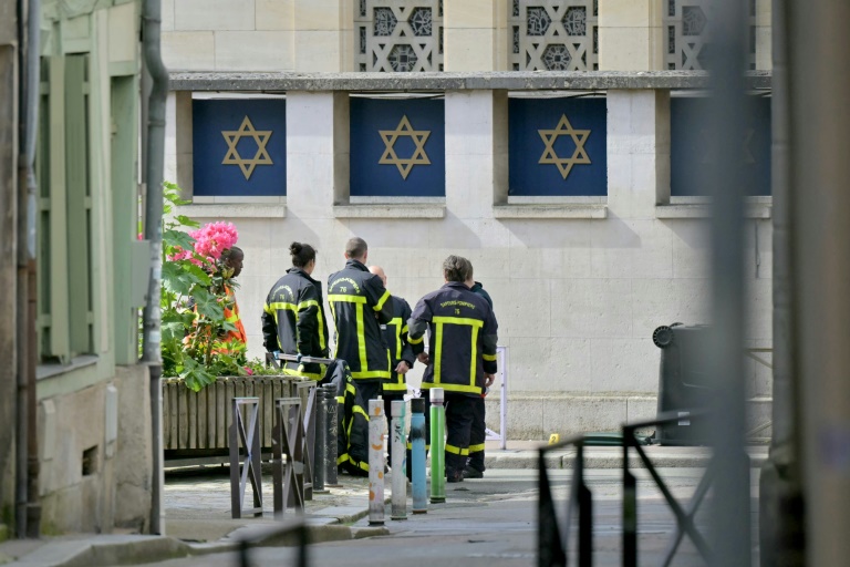 Des sapeurs-pompiers devant la synagogue de Rouen, le 17 mai 2024