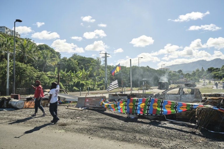 Sur un barrage indépendantiste, des manifestants contrôlent l'accès à un quartier résidentiel de Nouméa, en Nouvelle-Calédonie, le 24 mai 2024
