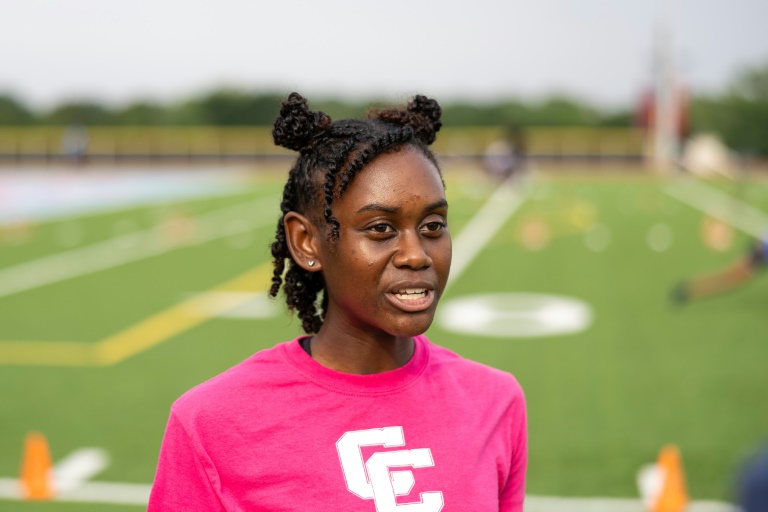 L'athlète et étudiante Roxxi Sutton exprime son admiration pour la championne américaine du 100 m Sha'Carri Richardson, le 6 mai 2024 à Dallas (Texas)
