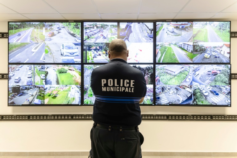 Le major Pascal Thomas, chef de la police municipale de Saint-Laurent-du-Maroni, en Guyane, regarde des écrans de vidéosurveillance, le 3 mai 2024