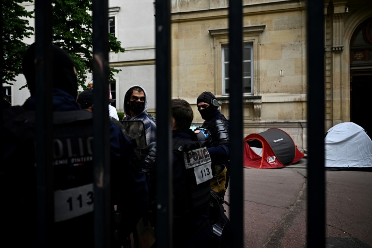 Des policiers procèdent à l'évacuation de militants propalestiniens qui occupaient des locaux de l'école normale supérieure (ENS), le 26 mai 2024 à Paris