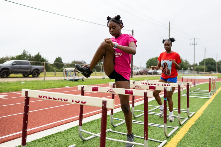 Des étudiantes s'entraînent sur la piste d'athéltisme du lycée Dallas Carter High School, par où est passée la championne américaine du 100 m Sha'Carri Richardson, le 6 mai 2024 à Dallas (Texas)