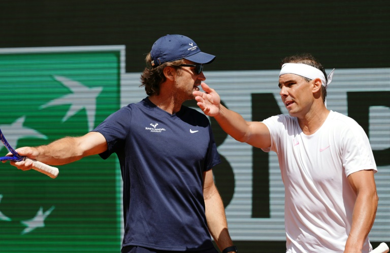 La légende espagnole Rafaël Nadal (D) et son entraîneur Carlos Moya avant le début du tournoi de Roland-Garros, sur le court Philippe-Chatrier, le 21 mai 2024