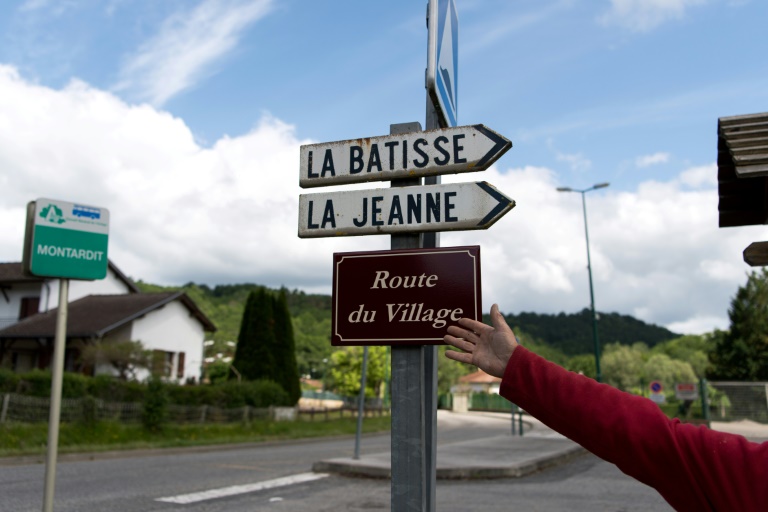 Le maire de Montardit, Eric Couzinet, montre une plaque avec le nom de la rue, en Ariège, le 31 mai 2024