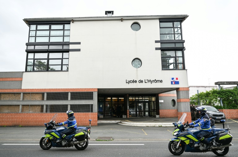 Des gendarmes en patrouille devant le lycée de l'Hyrome à Chemille-en-Anjou, le 27 mai 2024 dans le Maine-et-Loire