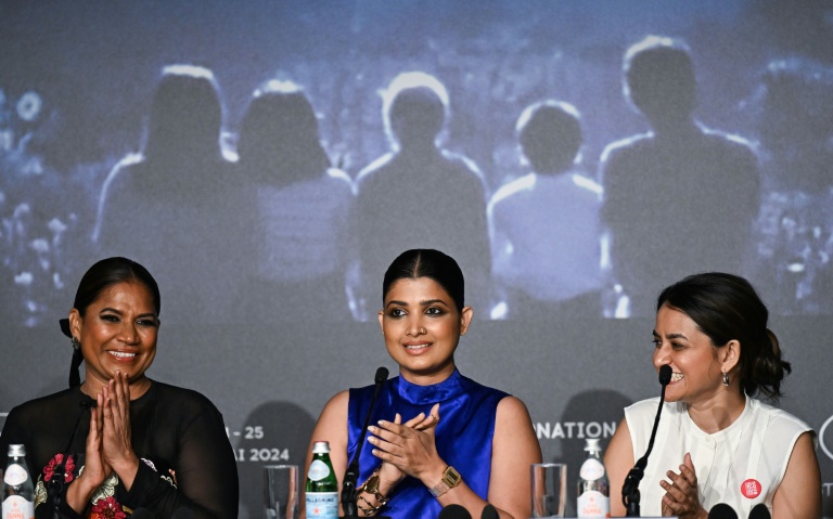 De gauche à droite les actrices indiennes Chhaya Kadam et Divya Prabha et la réalisatrice indienne Payal Kapadia au Festival de Cannes, dans les Alpes-Maritimes, le 23 mai 2024