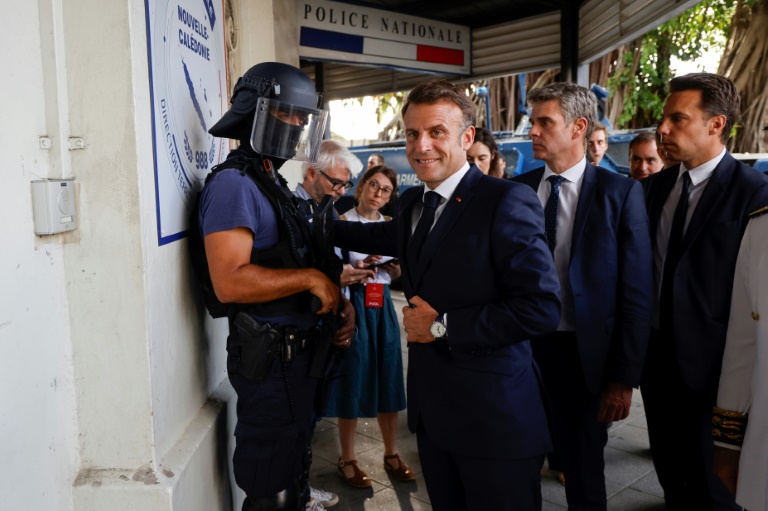 Le président Emmanuel Macron arrive au commissariat central de Nouméa, en Nouvelle-Calédonie, le 23 mai 2024
