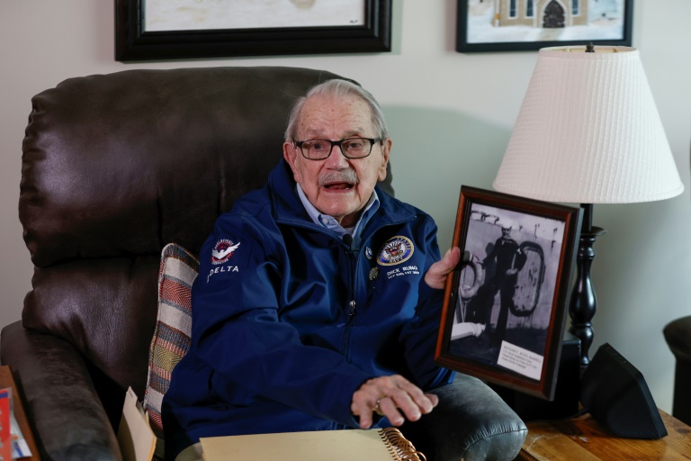 Le vétéran américain Richard Rung raconte ses souvenirs du Jour J lors d'une interview avec l'AFP, le 27 mars 2024 à Carol Stream, dans l'Illinois
