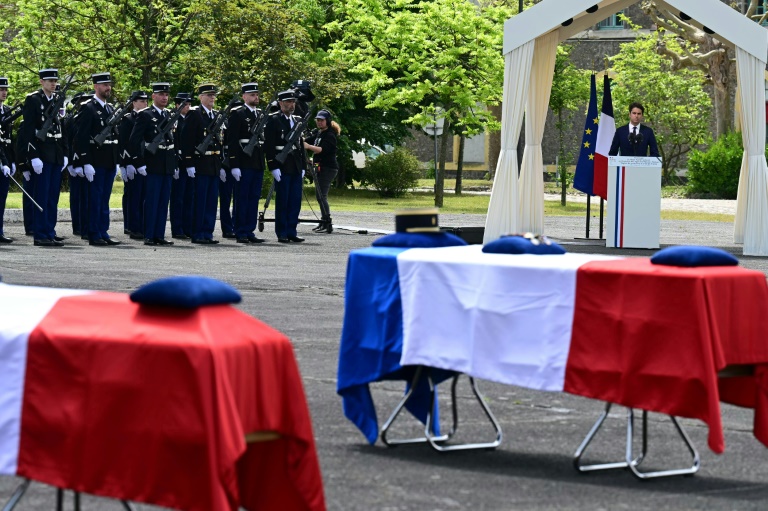 Le Premier ministre Gabriel Attal rend hommage le 24 mai 2024 à Maisons-Alford, dans le Val-de-Marne, aux deux gendarmes tués lors des violences en Nouvelle-Calédonie