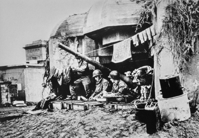 Des soldats américains installés dans un blockaus allemand de Cherbourg, en Normandie, dont ils ont pris le contrôle après le débarquement du 6 juin 1944