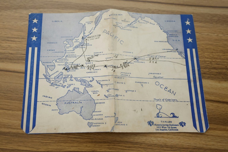 Une carte montre les voyages du vétéran américain Richard Rung dans la zone du Pacifique, alors qu'il raconte ses souvenirs du jour J lors d'une interview avec l'AFP, le 27 mars 2024 à Carol Stream, dans l'Illinois