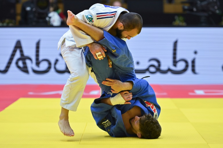 Luka Mkheidze (kimono blanc) met au sol l'Israëlien Yam Wolczak en -60 kg aux Mondiaux de judo à Abou Dhabi, le 19 mai 2024