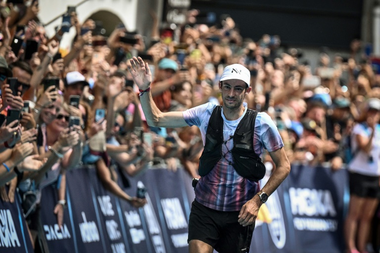 Kilian Jornet lors de sa victoire sur la 19e édition de l'Ultra-Trail du Mont Blanc (UTMB) le 27 août 2022 à Chamonix.