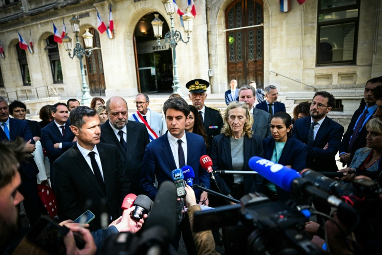 Le Premier ministre Gabriel Attal, au centre, lors d'un déplacement à Valence, dans le Tarn-et-Garonne, le 24 mai 2024