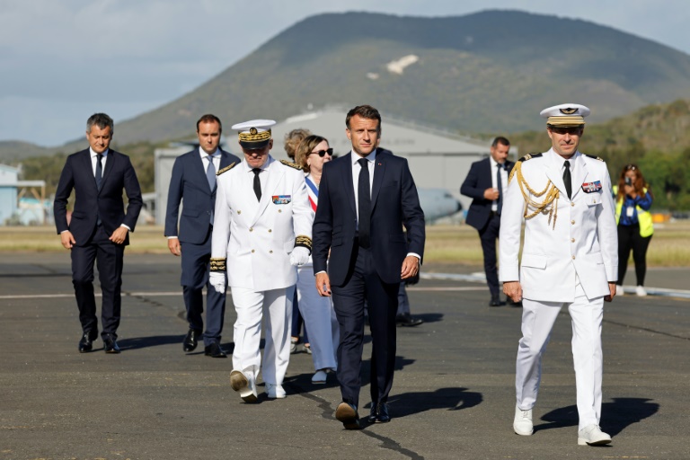 Le président Emmanuel Macron aux côtés du Haut commissaire de la République Louis le France, après sa descente de l'avion à l'aéroport de Nouméa en Nouvelle-Calédonie, le 23 mai 2024