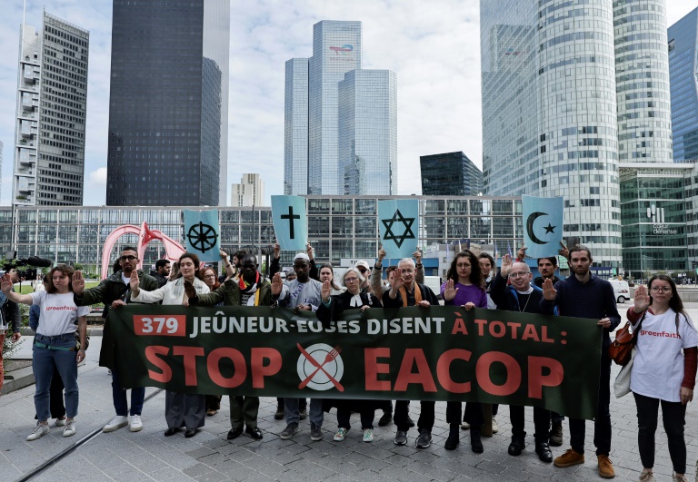 Des manifestants écologistes manifestent devant le siège de TotalEnergies pendant l'assemblée générale du groupe, à Courbevoie, dans les Hauts-de-Seine, le 24 mai 2024