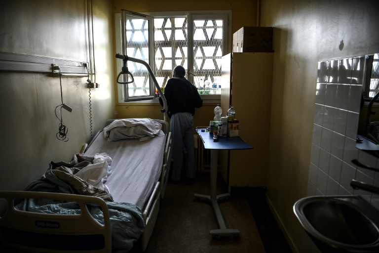 Un patient détenu dans une chambre de l'hôpital pénitentiaire de la prison de Fresnes, le 25 novembre 2020 dans le Val-de-Marne