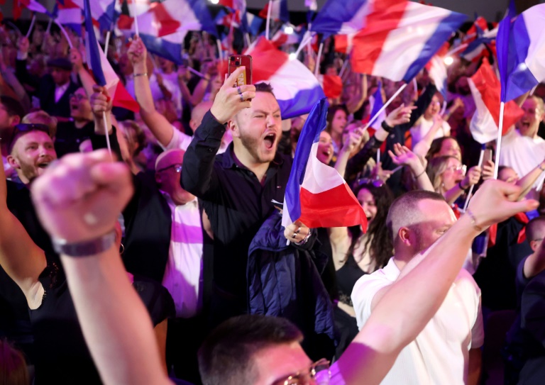 Des partisans du Rassemblement national (RN) fêtent les résultats du 1er tour des législatives, le 30 juin 2024 à Hénin-Beaumont, dans le Pas-de-Calais