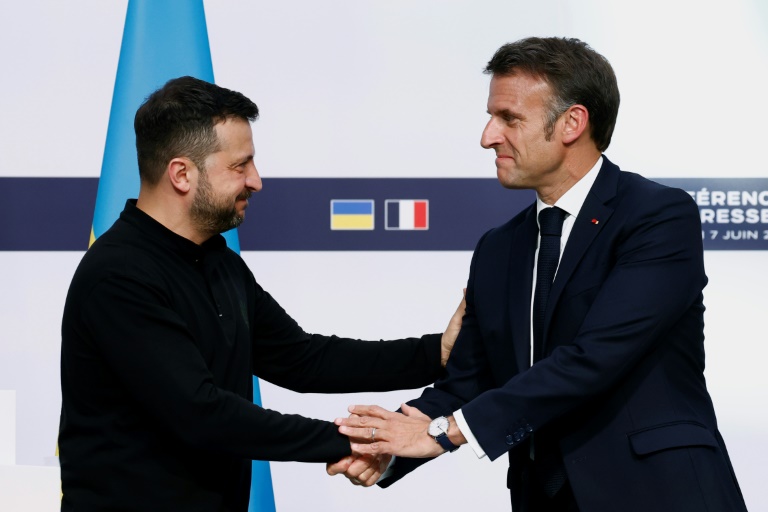 Le président Emmanuel Macron et son homologue Volodymyr Zelensky lors d'une conférence de presse à l'Elysée, le 7 juin 2024 à Paris