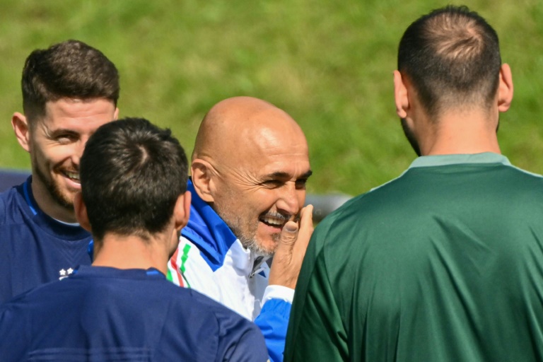 Le sélectionneur de l'équipe d'Italie, Luciano Spalletti (c), parle avec ses joueurs lors d'une séance d'entraînement au Hemberg-Stadion à Iserlohn, en Allemagne, le 19 juin 2024