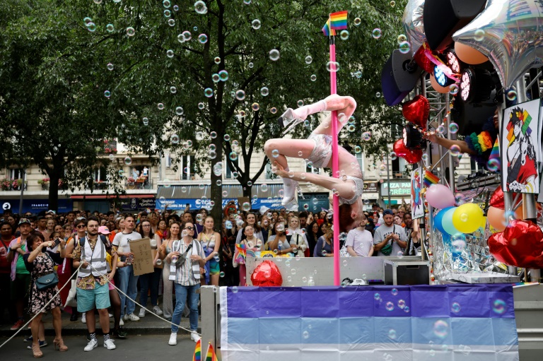 Des participants à la marche des fiertés LGBTQ+ à Paris, le 29 juin 2024