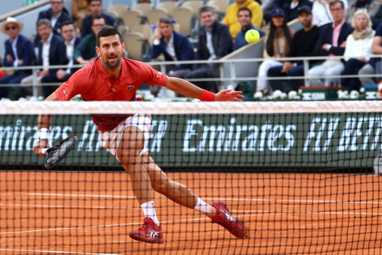 Djokovic pendant son 8e de finale à Roland-Garros contre Cerundolo lundi, sur le court Philippe-Chatrier.