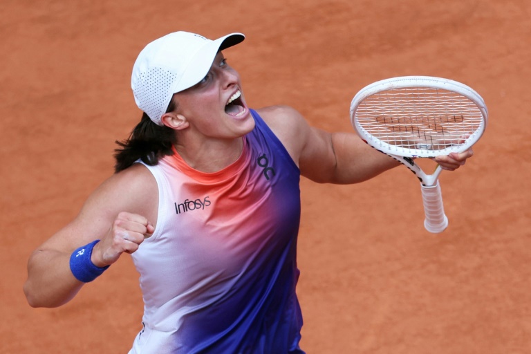 Iga Swiatek explose de joie après sa balle de match contre l'Italienne Jasmine Paolini en finale du tournoi de Roland-Garros samedi 8 juin 2024.