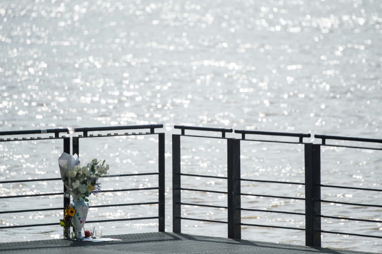 Des fleurs déposées le long d'un quai de la Loire le 31 juillet 2019 à Nantes déposées à l'endroit où le corps de Steve à été découvert après être mort noyé lors de la Fête de la Musique