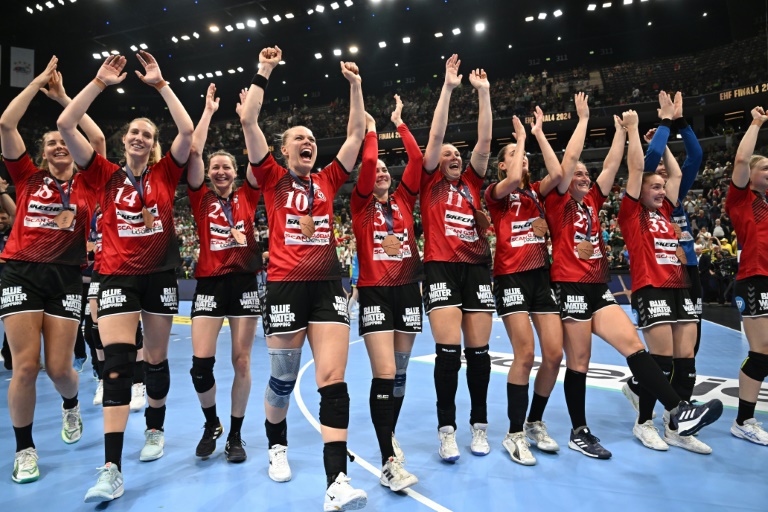 La joie des Danoises d'Esbjerg après leur victoire face à Metz lors de la petite finale de la Ligue des champions de handball, le 2 juin 2024 à Budapest